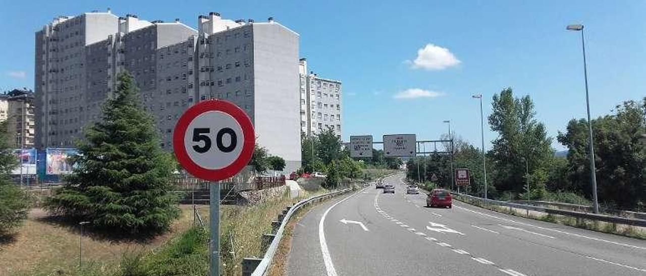 La limitación de 50 km/h rige ahora desde la altura de la estación. // FdV