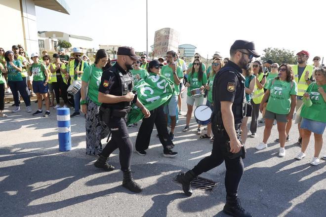 Profesores llevan su protesta a Ciudad de la Luz durante la visita de Pérez Llorca