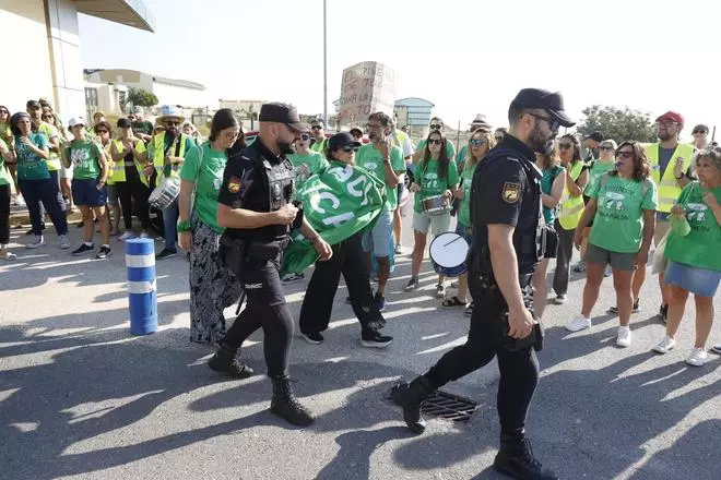 Profesores llevan su protesta a Ciudad de la Luz durante la visita de Pérez Llorca