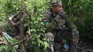 Soldado ucraniano descansa en un lado del camino cerca de Ocheretyne, en la región de Donetsk.