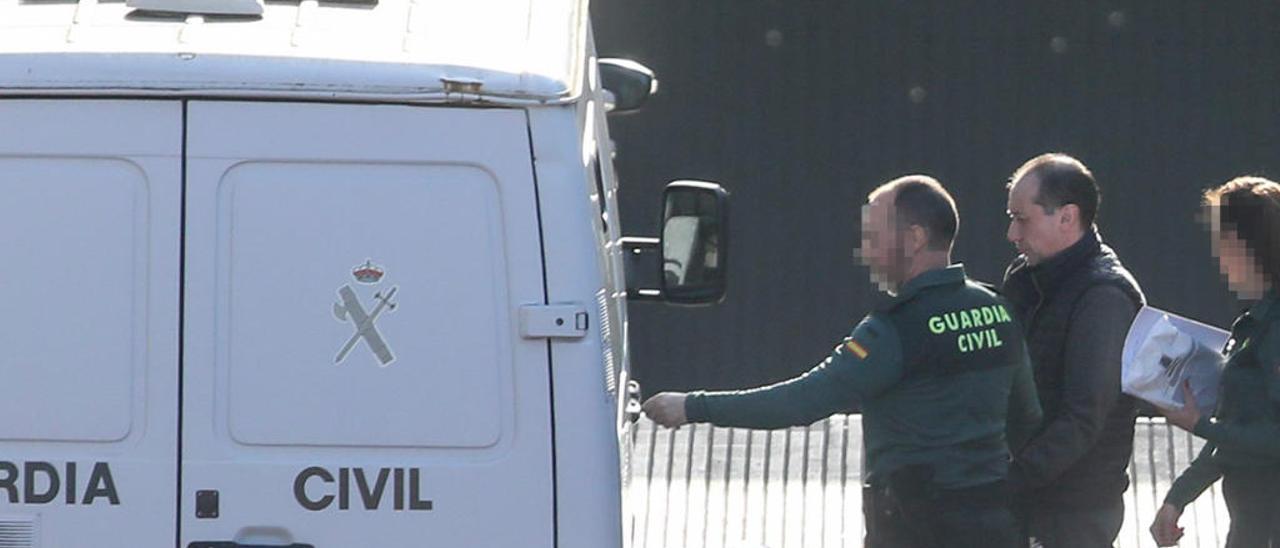 José Manuel Sánchez Merino, escoltado por agentes de la Guardia Civil y Policía Nacional, antes de entrar al furgón camino del Centro Penitenciario de Asturias, ayer, en la Comisaría de Gijón.