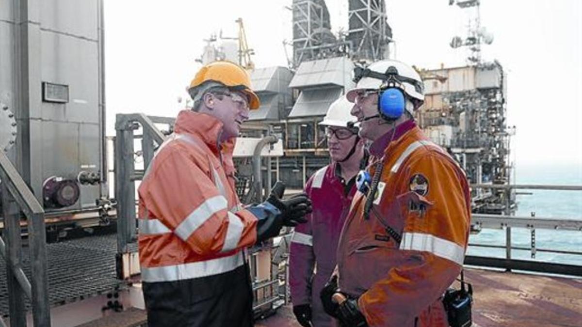 Cameron dialoga con trabajadores de la plataforma de BP en el mar del Norte, ayer.