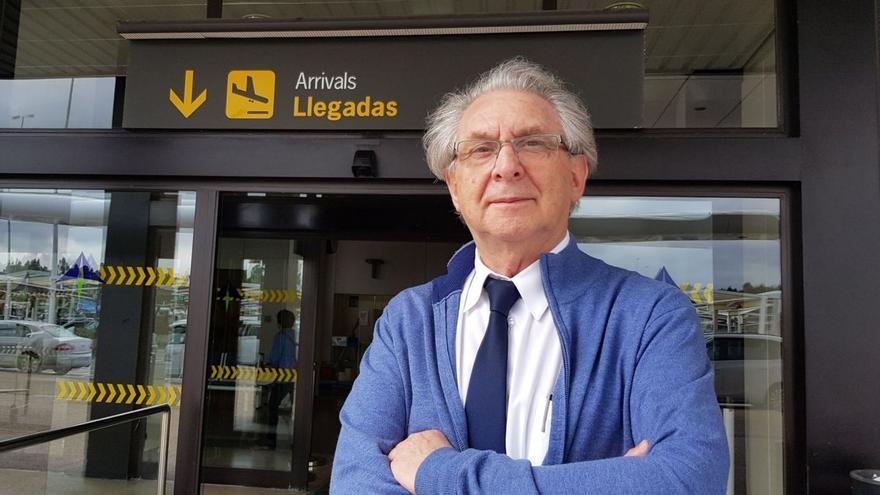 Ángel Suárez-Valdés, en el aeropuerto de Asturias. | R. Díaz
