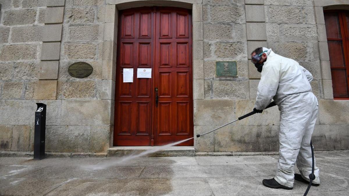 Un operario desinfecta una calle