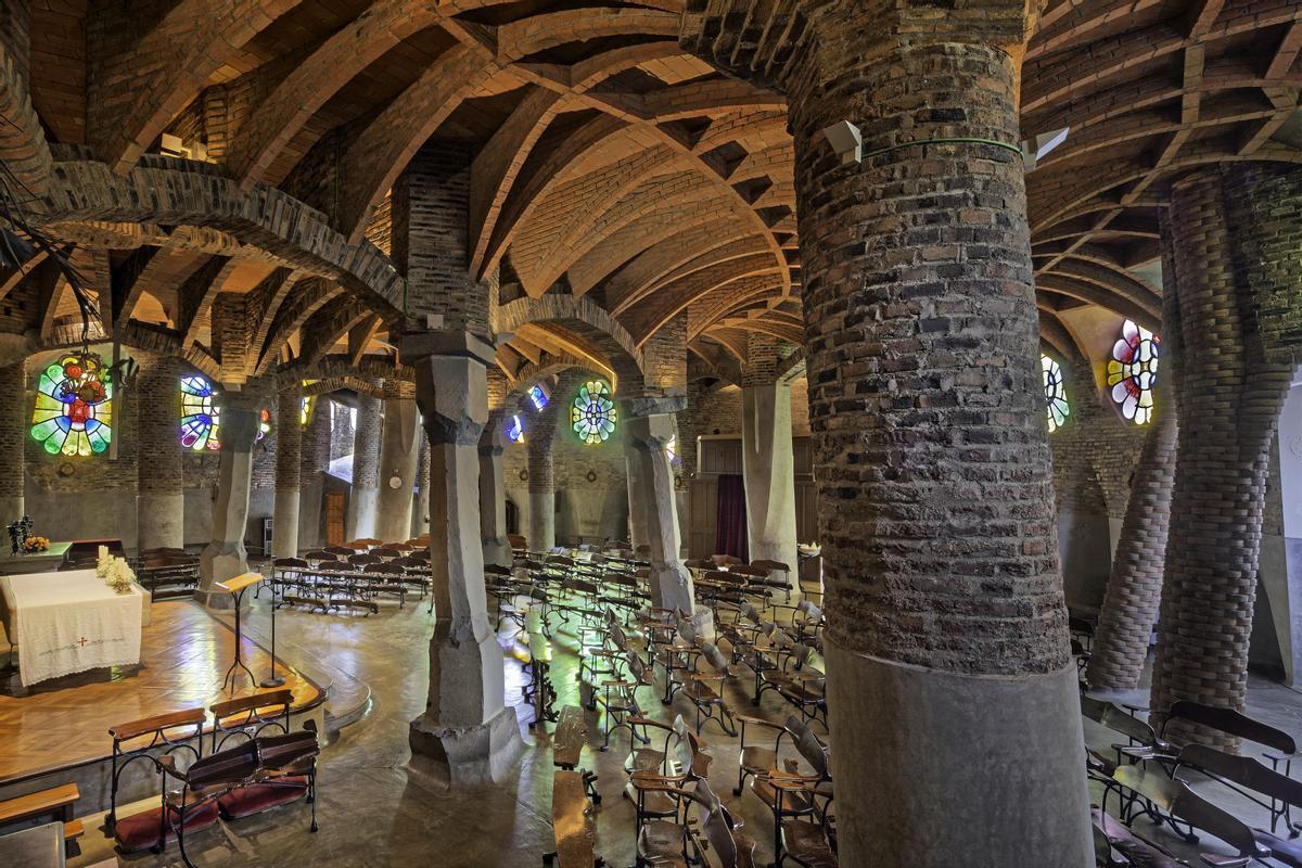 Interior de la Cripta de la Colònia Güell, de Gaudí (Baix Llobregat). 