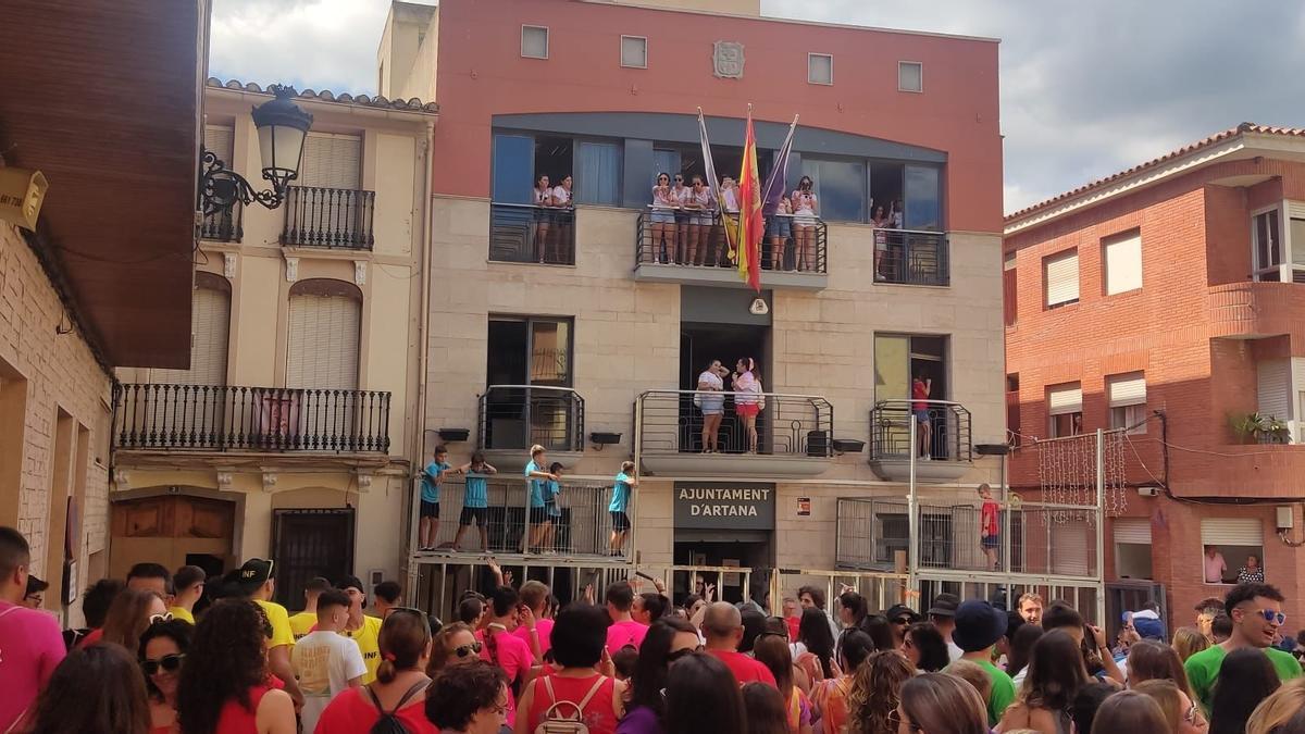 El arranque oficial de los festejos llegará mañana con el tradicional y multitudinario chupinazo desde el balcón del Ayuntamiento.