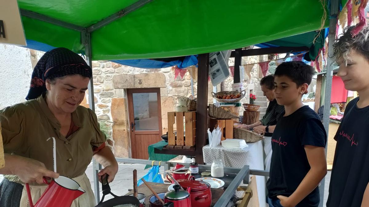 Cabrales celebra su mercáu tradicional.
