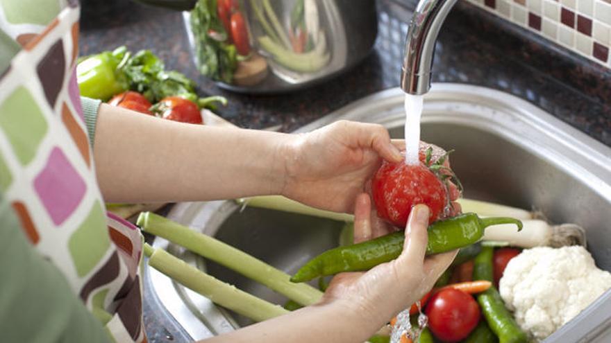 Las frutas y verduras deben lavarse enteras.