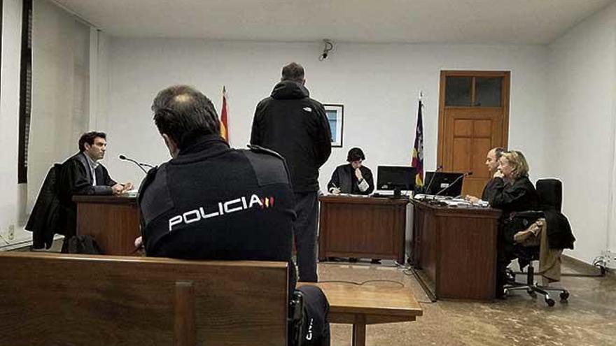El hombre condenado, durante la vista oral celebrada en un juzgado de lo penal de Palma.