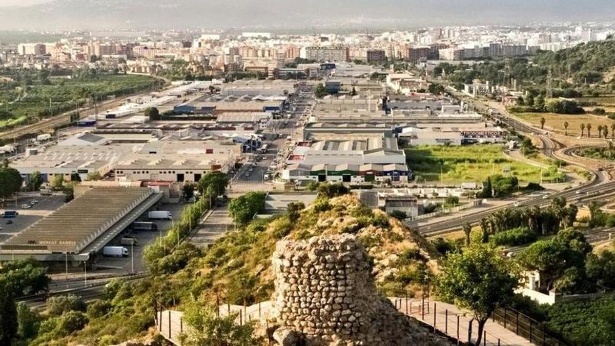 Una imagen general del polígono de Alcodar de Gandia, visto desde el Castell de Bairén con la ciudad al fondo.