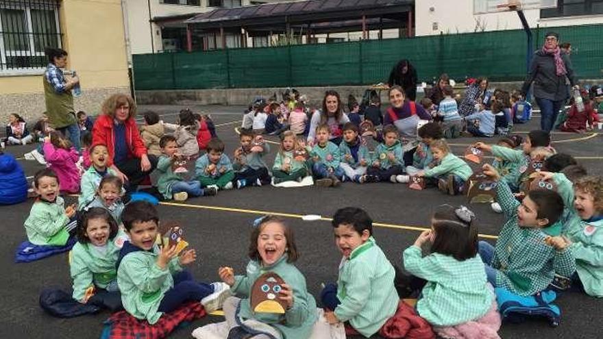 Los alumnos de Infantil del colegio Río Sella de Arriondas, celebrando el amagüestu en el patio ayer.