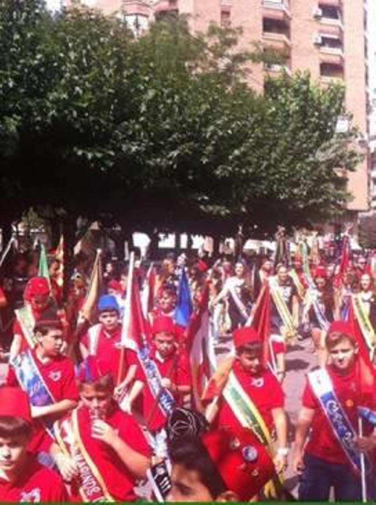 Participantes del pasacalles de Villena, celebrado ayer por la mañana.