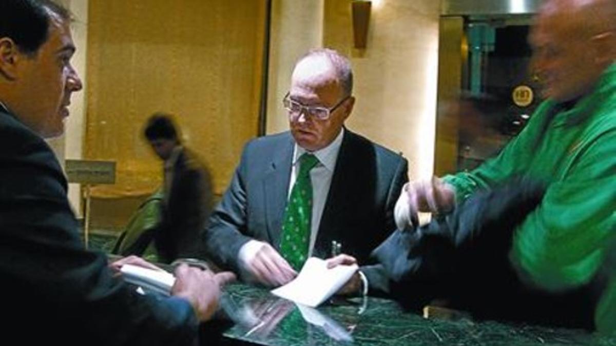 Visitante  Pepe Mel, anoche, registrándose en la recepción del NH Podio, de Barcelona.