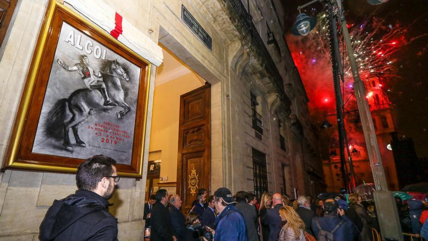 El cartel de Carlos Merchán con el castillo de fuegos de artificio que se ha lanzado en la iglesia de Santa María