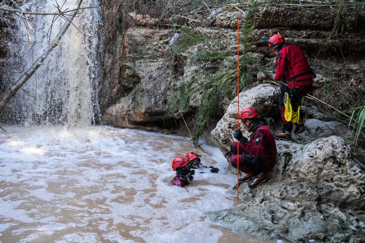 Los bomberos intensifican en Mediona la búsqueda del padre del menor hallado muerto