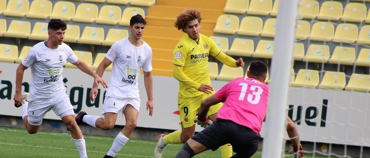 El jugador del Villarreal C Jorge Pascual durante una acción.