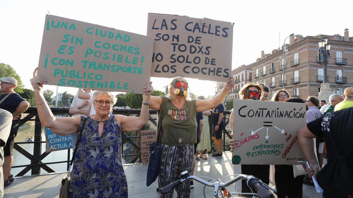 Pancartas y mensajes contra la decisión de Ballesta de reabrir al tráfico privado el Puente Viejo.