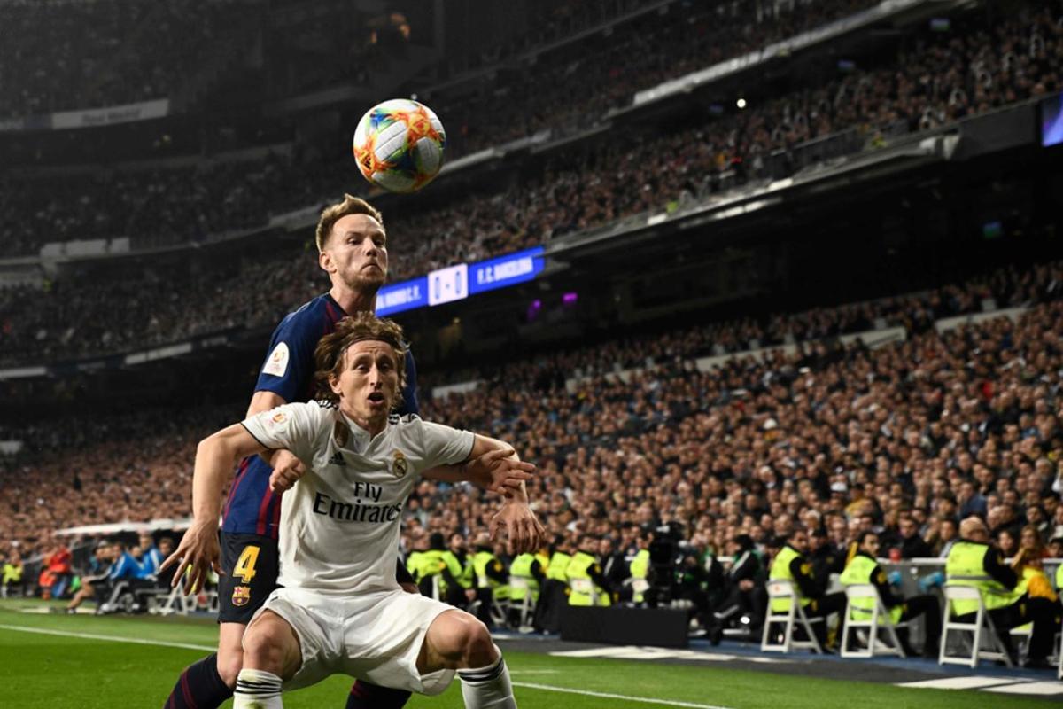 Ivan Rakitic junto a Luka Modric durante el partido de vuelta de semifinales de la Copa del Rey que Real Madrid y FC Barcelona disputan esta noche en el estadio Santiago Barnabéu, en Madrid. Ivan Rakitic junto a Luka Modric durante el partido de vuelta de semifinales de la Copa del Rey que Real Madrid y FC Barcelona disputan esta noche en el estadio Santiago Barnabéu, en Madrid.
