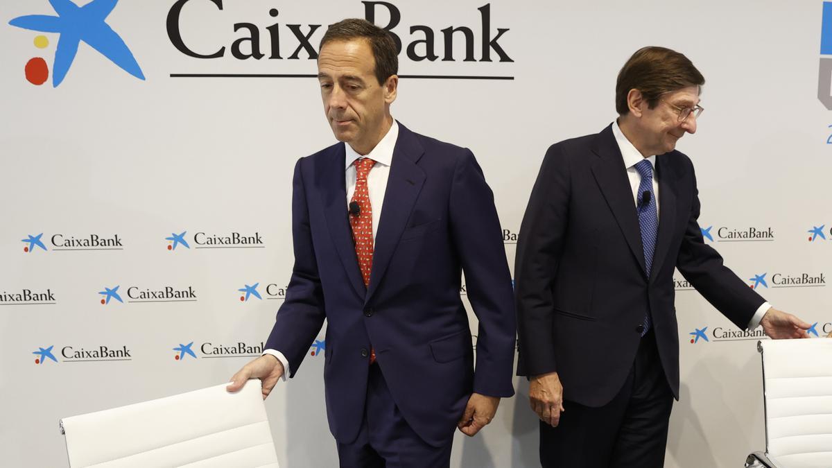 El presidente de CaixaBank, José Ignacio Goirigolzarri (d), junto al consejero delegado de la entidad Gonzalo Gortázar.