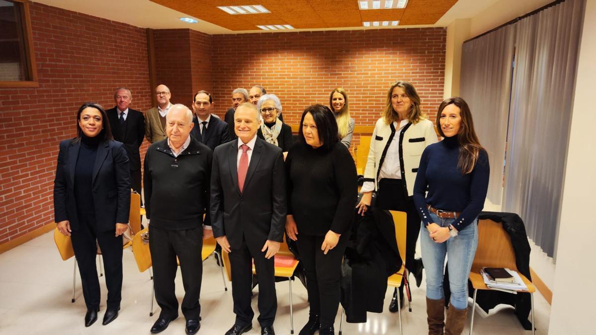 Diego Canga, junto a integrantes del Grupo Sociedad Civil, este viernes, en Gijón.