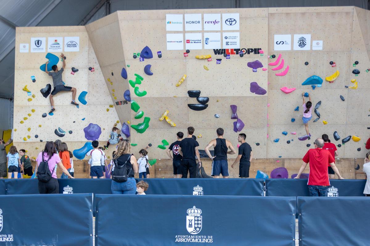 Escaladores en el muro de búlder de Climbing Madrid.