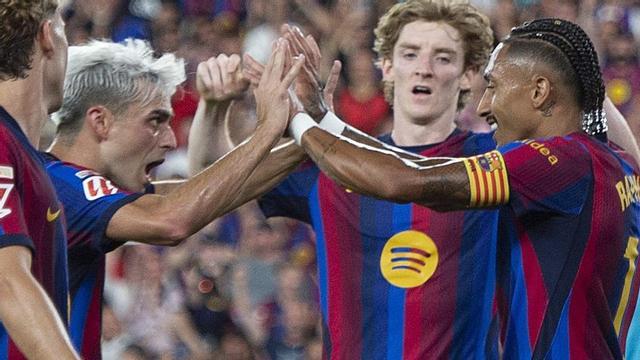 Pedri i Raphinha es feliciten davant Gordon, en el triomf d’ahir contra l’Athletic a l’Spotify Camp Nou. | JORDI COTRINA