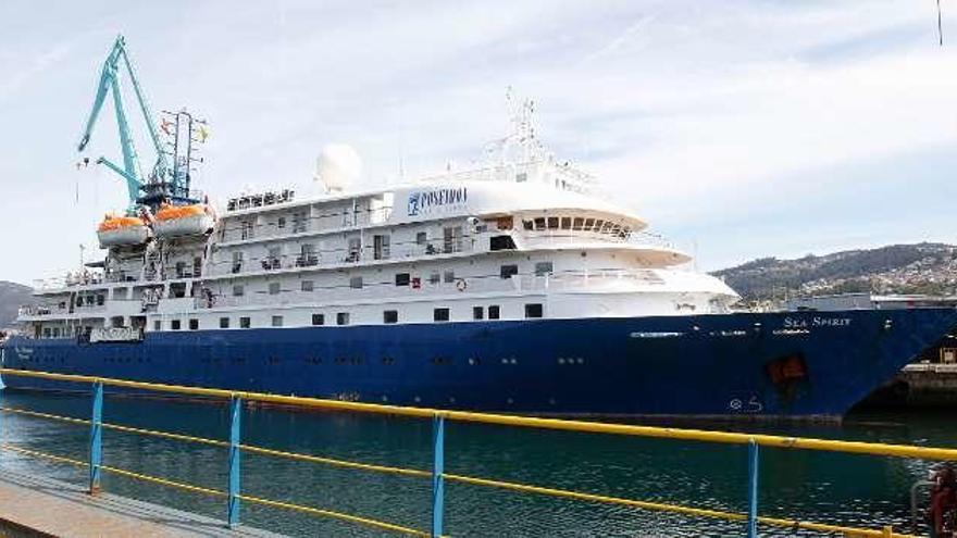 El crucero &quot;Sea Spirit&quot;, ayer, en el muelle de MetalShips. // R. Grobas