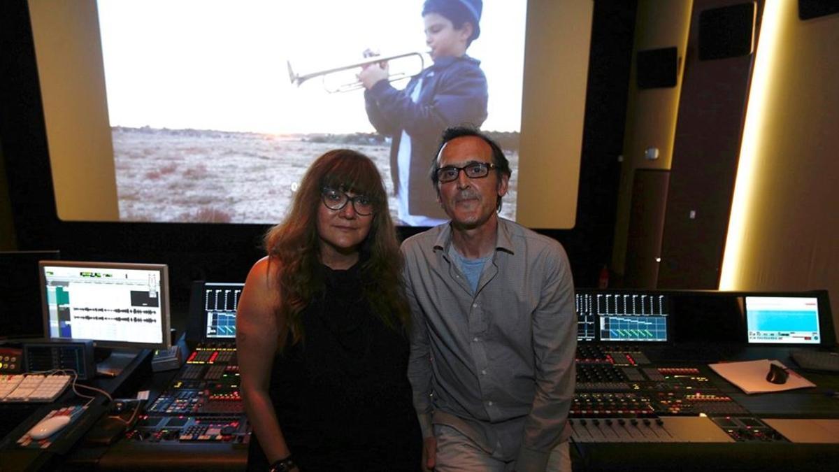 Isabel Coixet , directora de 'Sapin in a day'', junto con el compositor Alberto Iglesias, el lunes en el estudio de montaje de Boadilla del Monte (Madrid)