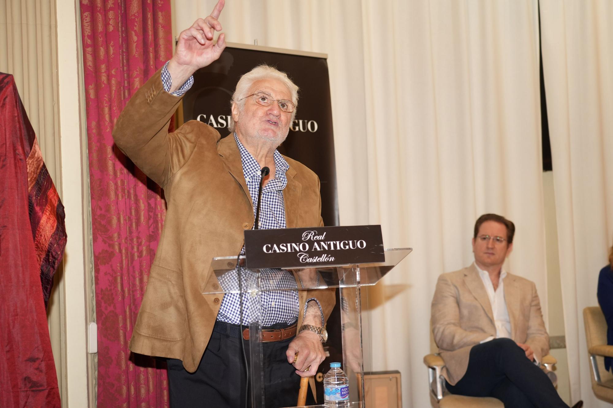 El pintor Forner entrega su retrato al maestro Tebar en el Casino Antiguo de Castelló