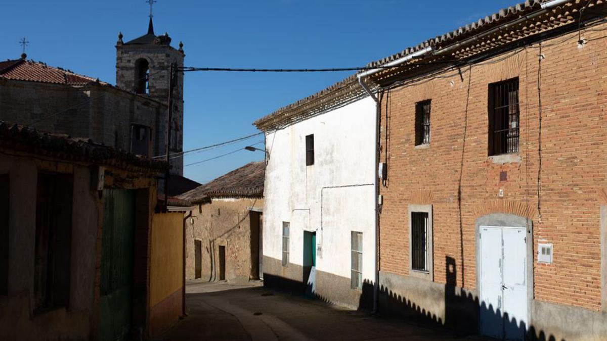 Una calle vacía en un pueblo de Zamora. | Emilio Fraile