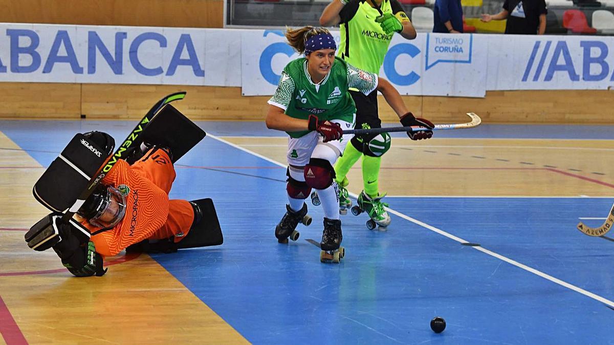 María Sanjurjo, frente a la portera del Sporting, en la presentación del equipo femenino. |  // VÍCTOR ECHAVE