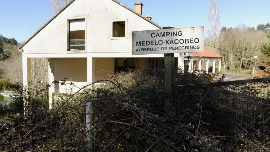 El camping de Medelo está destrozado e invadido por la maleza.