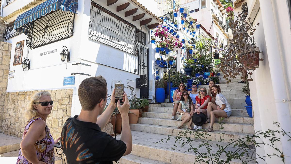 Un grupo de turistas se hacen una foto en el barrio de Santa Cruz.