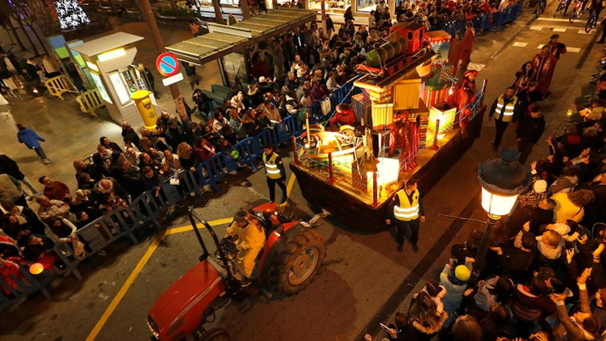 La carrossa dels regals en la cavalcada dels Reis d'Orient de Blanes.