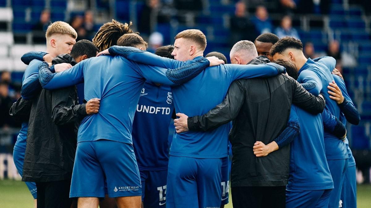 Los jugadores del Birmigham se conjuran antes del último partido