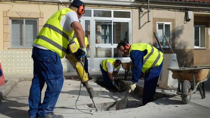 Empleados municipales trabajan en el barrio de San José Obrero. Foto L. O. Z.