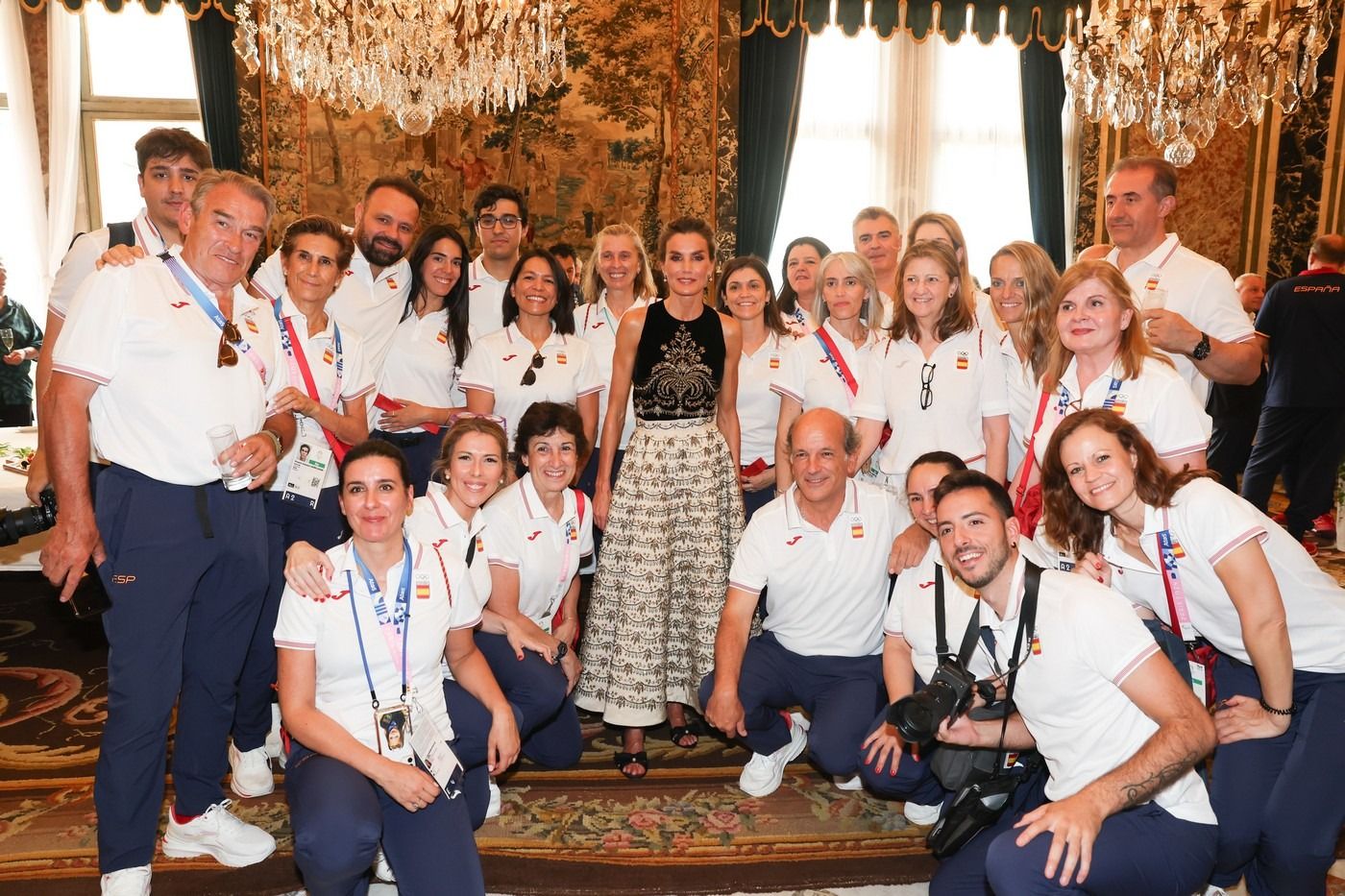 La Reina con varios miembros del equipo olímpico español en la recepción celebrada en la Embajada de España en París