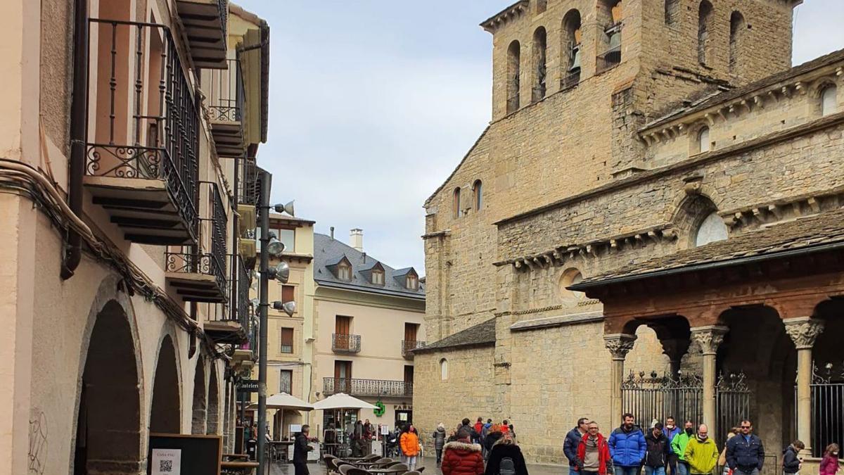 Grupos de visitantes ayer en las calles de Jaca, donde llovió.