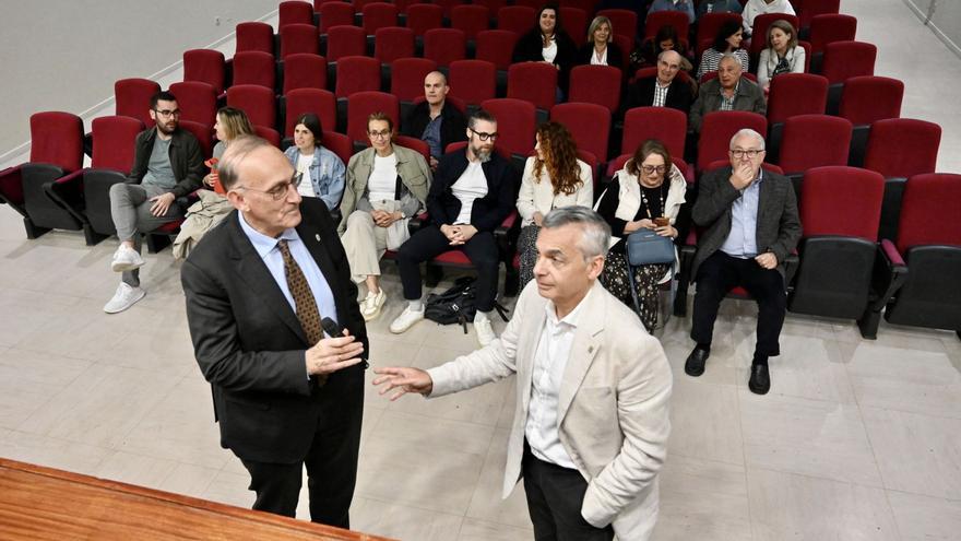 El rector, Manuel Reigosa, y el vicerrector de Titulacións, Alfonso Lago, en la sesión informativa celebrada en Pontevedra.