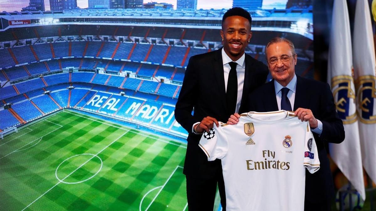 Militao y Florentino Pérez, en la presentación del defensa.