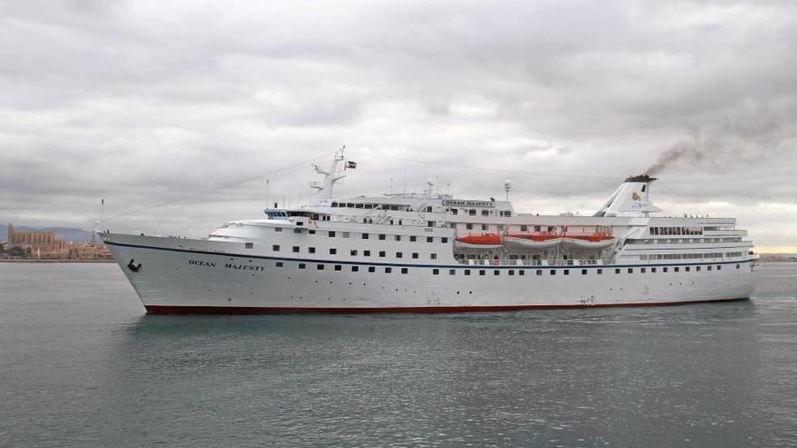 El ´Ocean Majesty´, al entrar en el puerto de Palma.