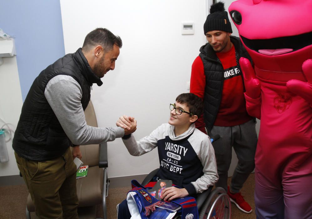 Los jugadores del Levante UD visitan el hospital