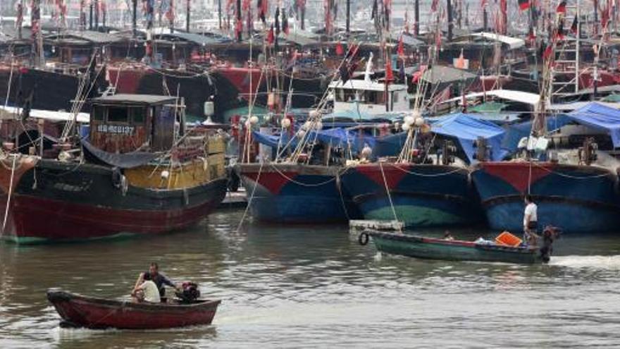 El impacto del tifón Wutip deja al menos tres barcos hundidos.