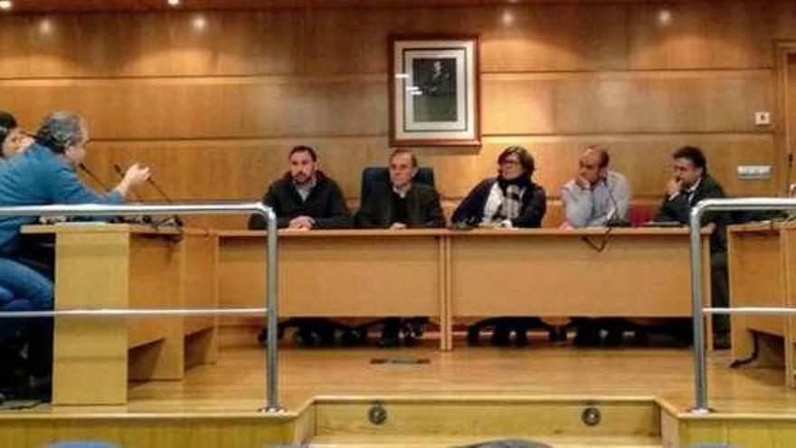 Reunión de los regidores de Porriño, Mos, Salceda, Mondariz, Ponteareas y As Neves con representantes de los trabajadores. // FdV