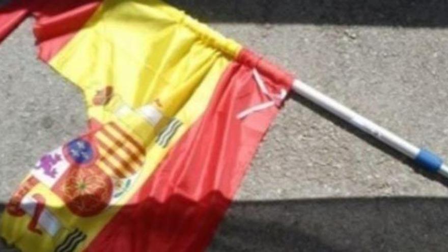 Condemnen tres estudiants per estripar una bandera d&#039;Espanya