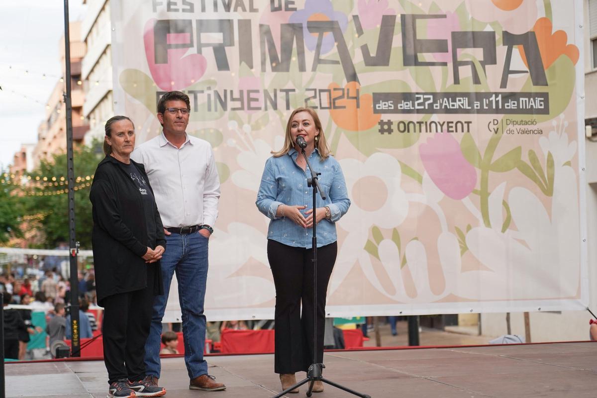La vicepresidenta de la diputación, Natàlia Enguix, junto a Jorge Rodríguez en el festival.