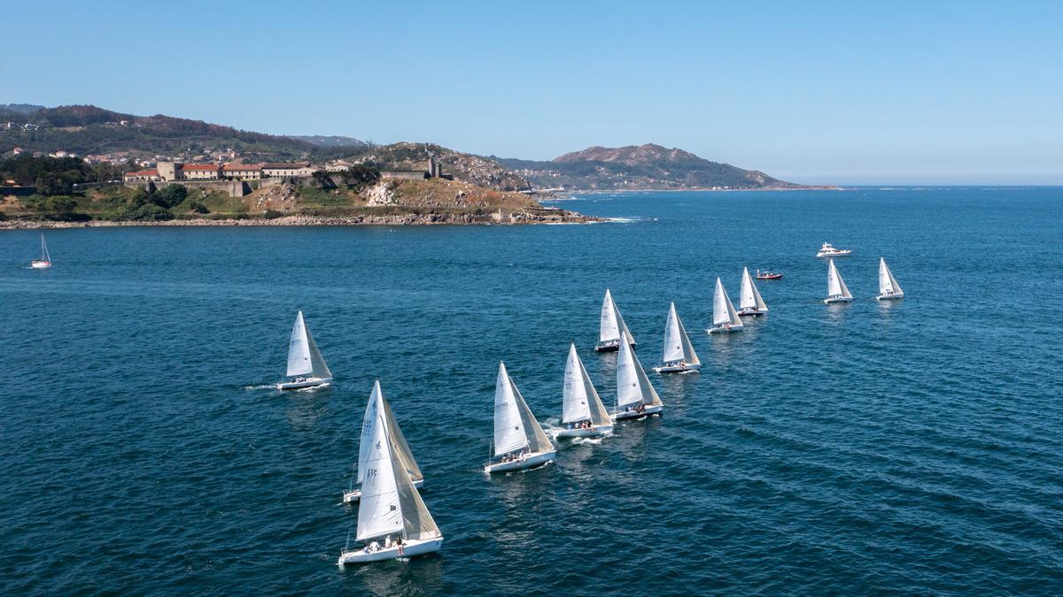 Salida de la prueba de los J80 en la bahía de Baiona.