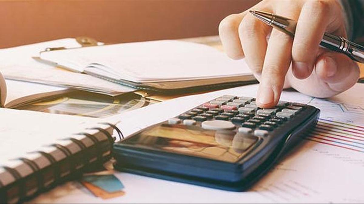 Una persona hace cálculos para hacer la declaración de la renta.
