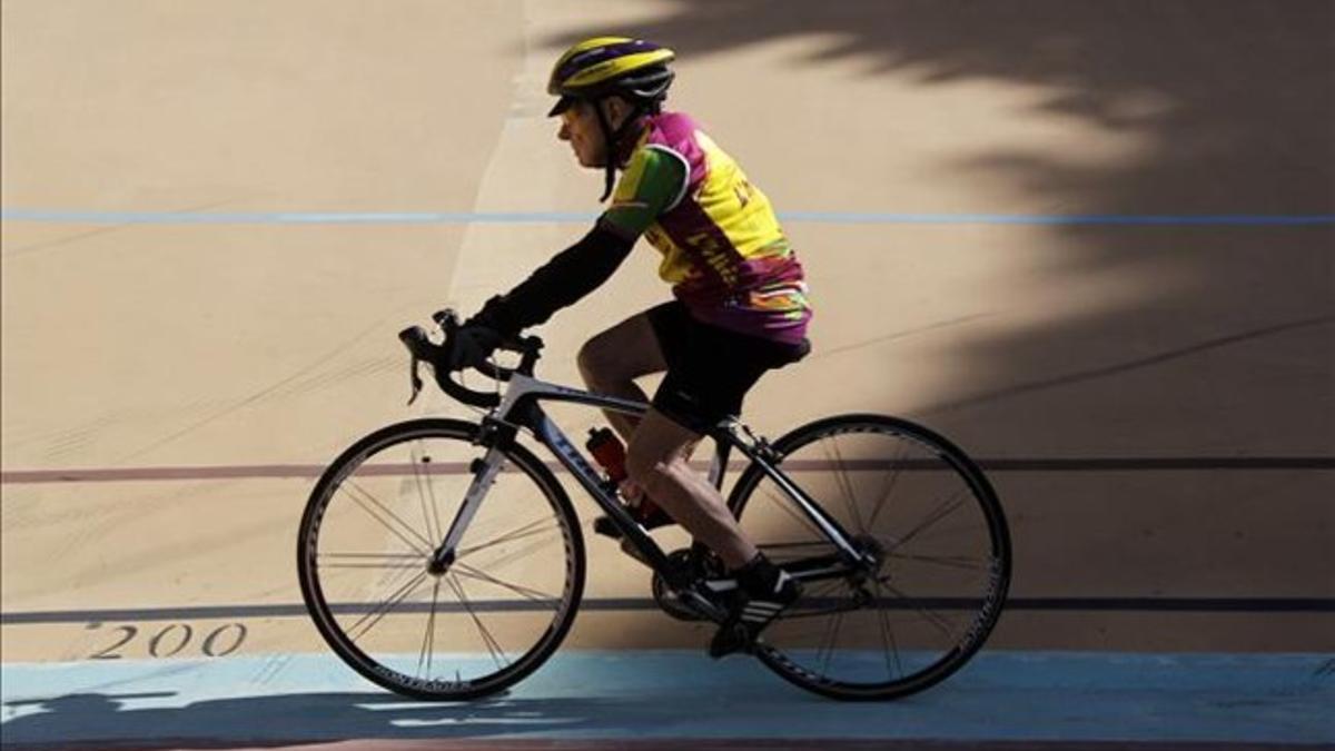 Marchand, en un momento de su asalto al récord de los 100 kilómetros para centenarios.