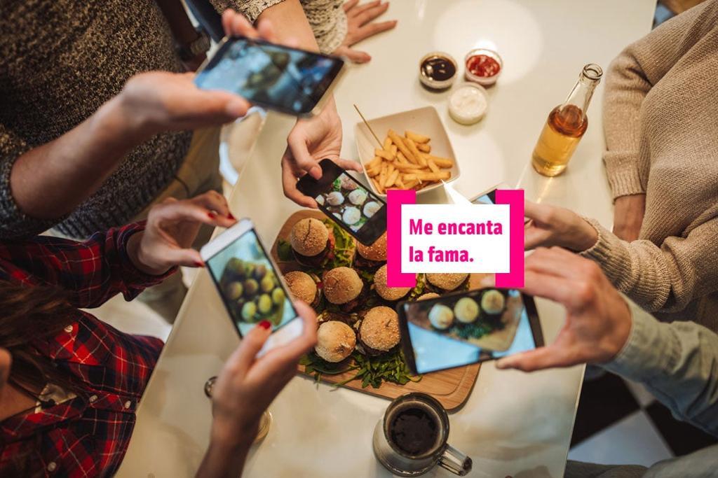 Una mesa con hamburguesas y móviles